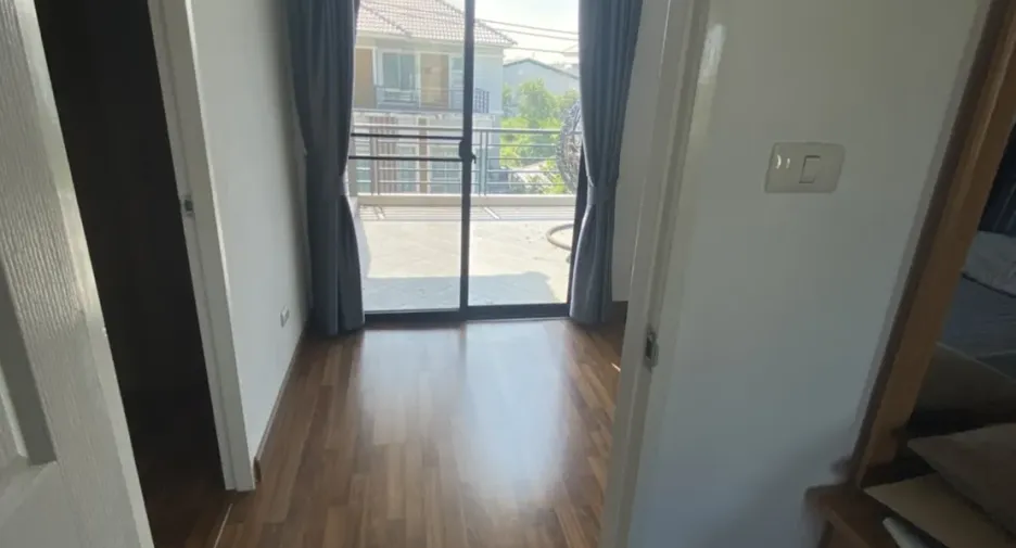 For sale 5 bedrooms house in Mueang Nonthaburi, Nonthaburi