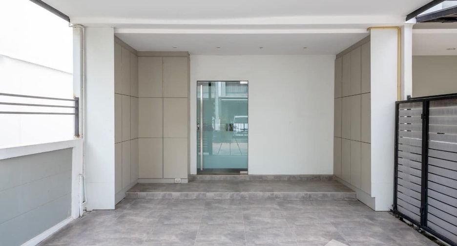 For sale 3 bedrooms townhouse in Mueang Nonthaburi, Nonthaburi