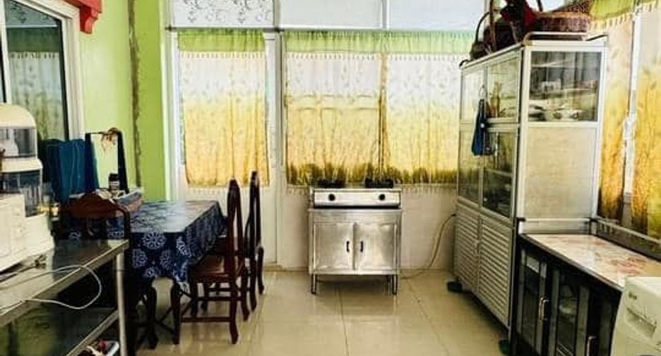 Casa en venta y en alquiler de 4 habitaciones en Sai Noi, Nonthaburi