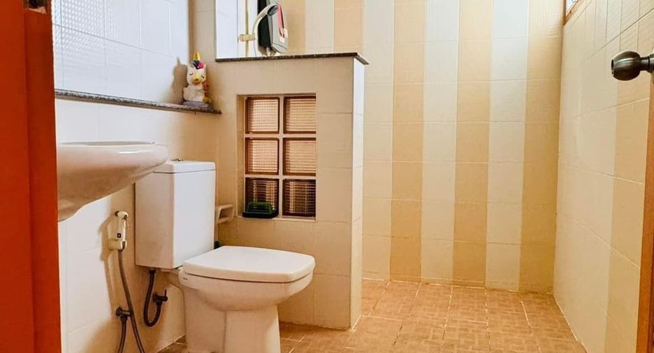 Casa en venta y en alquiler de 4 habitaciones en Sai Noi, Nonthaburi