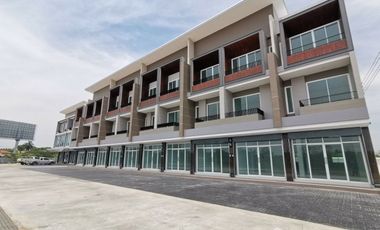 Casa adosada en venta de 4 habitaciones en Mueang Nakhon Ratchasima, Nakhon Ratchasima
