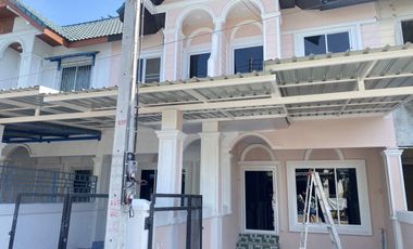 Casa adosada en venta de 2 habitaciones en Sam Chuk, Suphan Buri
