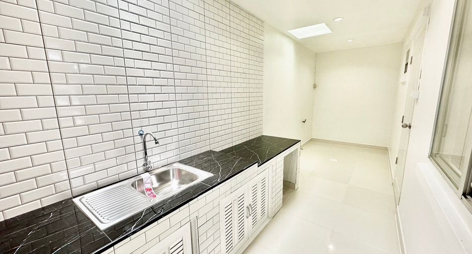 For sale 3 bedrooms townhouse in Khlong Luang, Pathum Thani