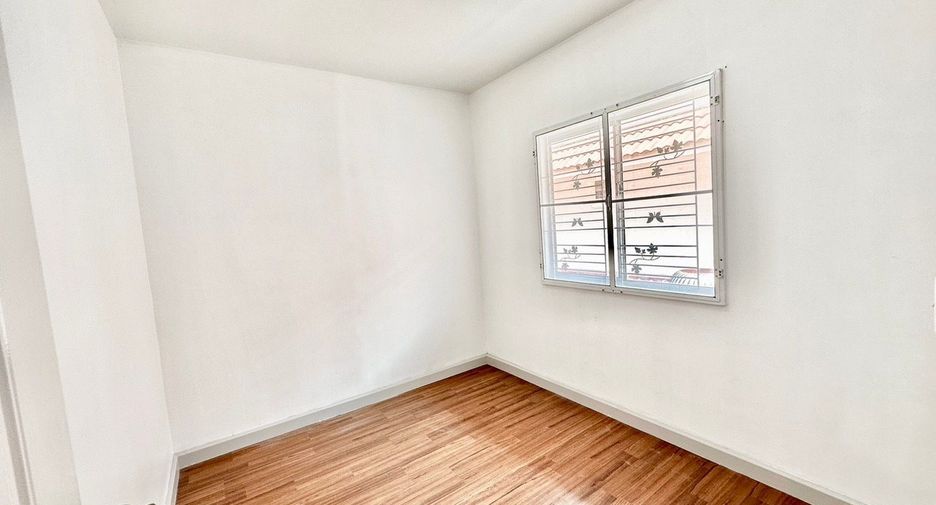 For sale 3 bedrooms townhouse in Khlong Luang, Pathum Thani