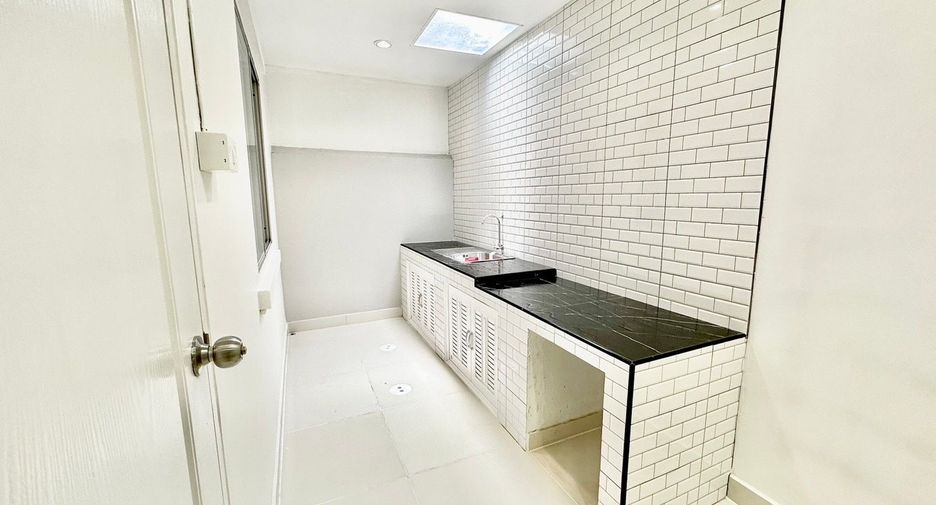 For sale 3 bedrooms townhouse in Khlong Luang, Pathum Thani