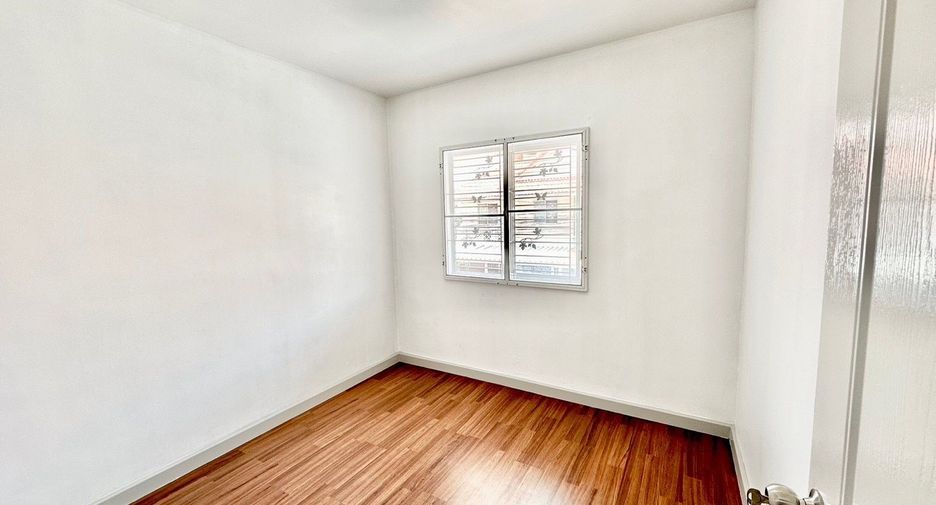 For sale 3 bedrooms townhouse in Khlong Luang, Pathum Thani