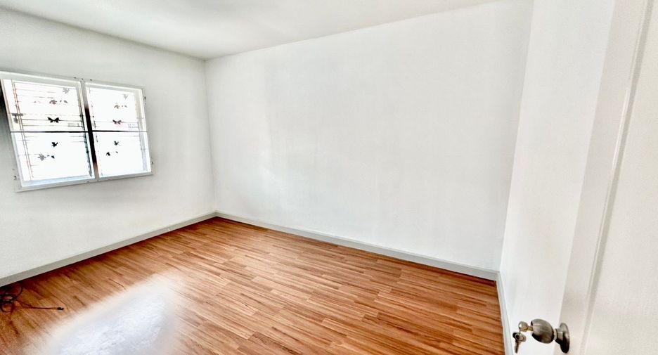 For sale 3 bedrooms townhouse in Khlong Luang, Pathum Thani