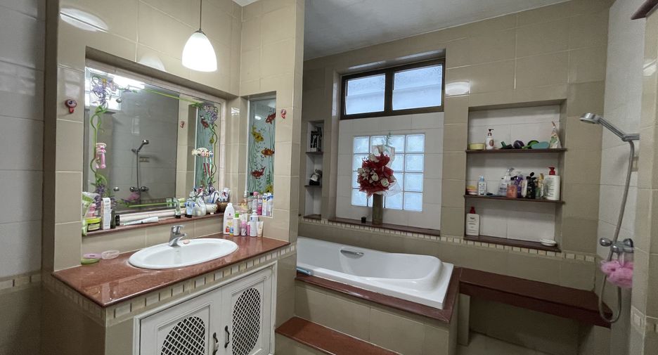 Oficina en venta en Krathum Baen, Samut Sakhon