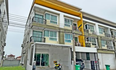 Casa adosada en venta de 4 habitaciones en Saphan Sung, Bangkok