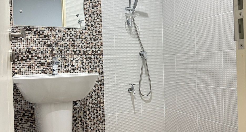 For sale 4 bedrooms townhouse in Mueang Pathum Thani, Pathum Thani