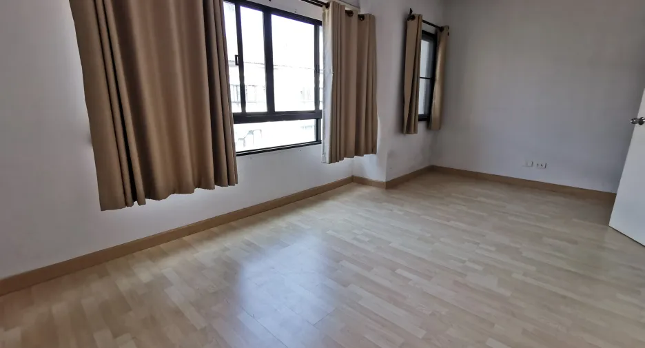 À vendre 3 chambres maison de ville à Mueang Nonthaburi, Nonthaburi