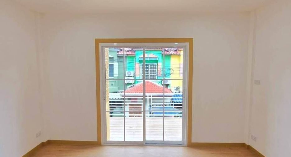 For sale 3 bedrooms townhouse in Sai Noi, Nonthaburi