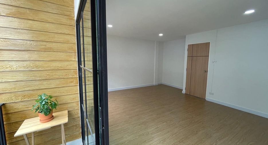 For sale 4 bedrooms townhouse in Mueang Nonthaburi, Nonthaburi