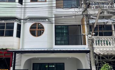 Casa adosada en venta de 4 habitaciones en Mueang Nonthaburi, Nonthaburi