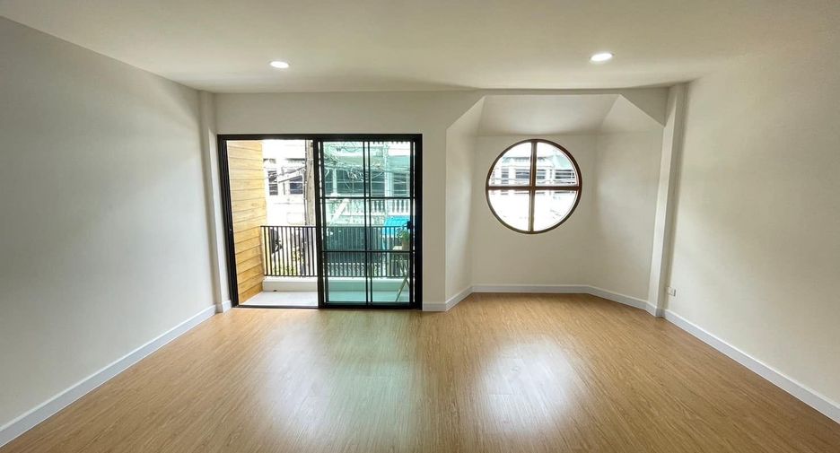 For sale 4 bedrooms townhouse in Mueang Nonthaburi, Nonthaburi