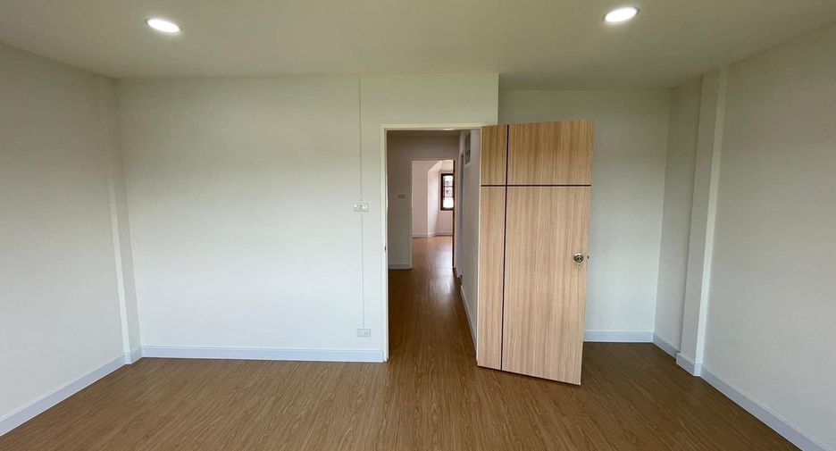 For sale 4 bedrooms townhouse in Mueang Nonthaburi, Nonthaburi