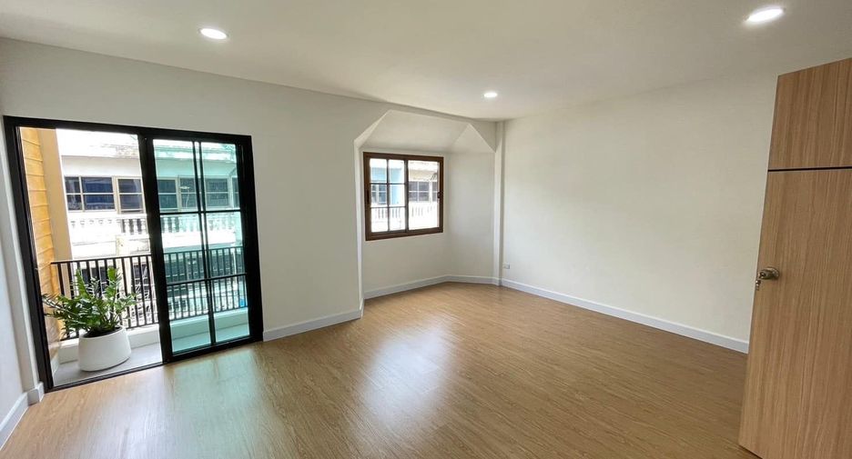 For sale 4 bedrooms townhouse in Mueang Nonthaburi, Nonthaburi