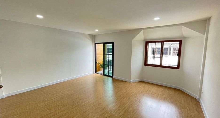 For sale 4 bedrooms townhouse in Mueang Nonthaburi, Nonthaburi