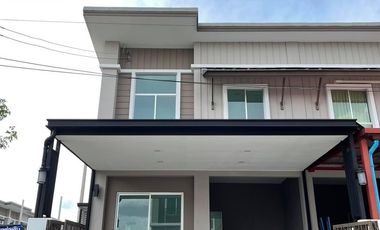 Casa adosada en venta de 3 habitaciones en Thanyaburi, Pathum Thani