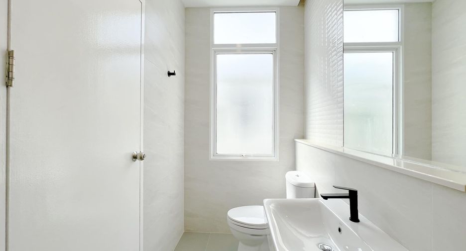 For sale 3 bedrooms townhouse in Mueang Nonthaburi, Nonthaburi