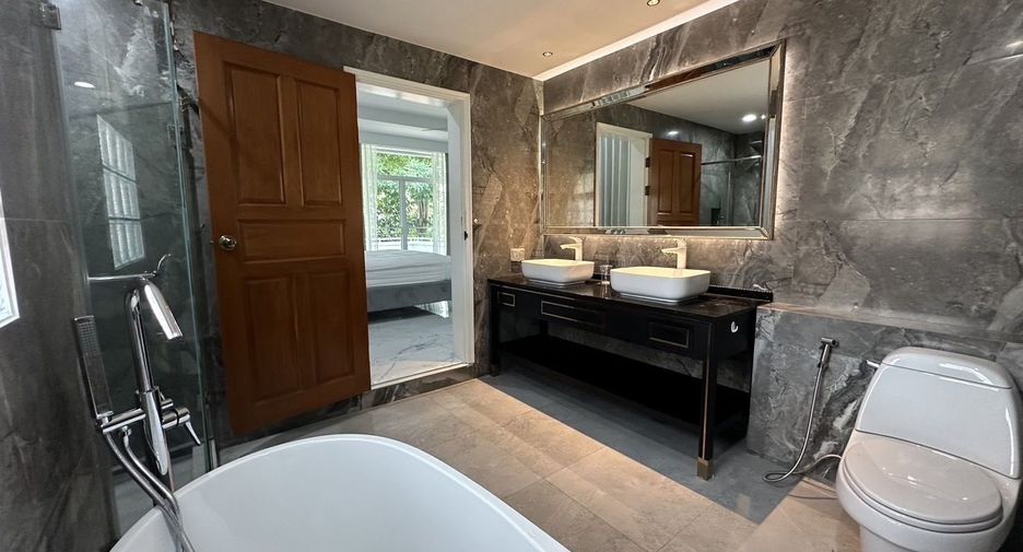 For rent 5 bedrooms house in Pak Kret, Nonthaburi