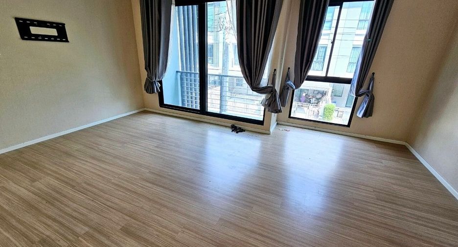 For sale 3 bedrooms townhouse in Mueang Nonthaburi, Nonthaburi