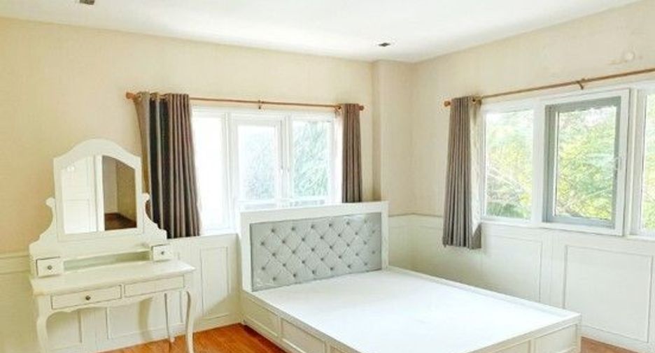 For sale 4 bedrooms house in Mueang Nonthaburi, Nonthaburi