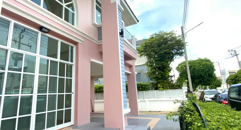 For sale 3 bedrooms house in Mueang Pathum Thani, Pathum Thani