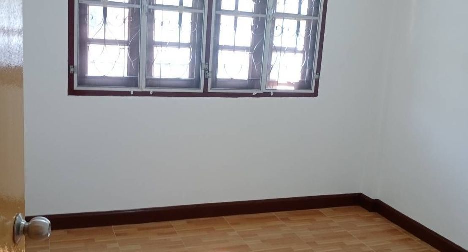 Casa adosada en venta de 3 habitaciones en Lam Luk Ka, Pathum Thani