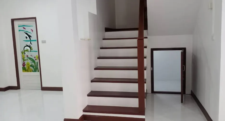Casa adosada en venta de 3 habitaciones en Lam Luk Ka, Pathum Thani