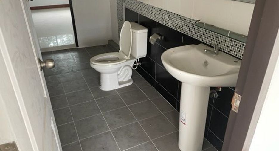 For sale 4 ベッドルーム townhouse in Hat Yai, Songkhla