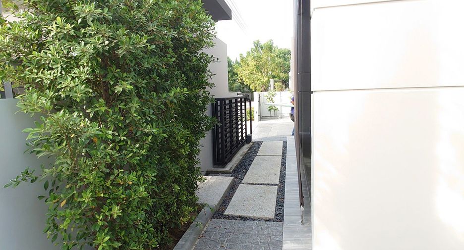 For sale 5 bedrooms house in Mueang Nonthaburi, Nonthaburi