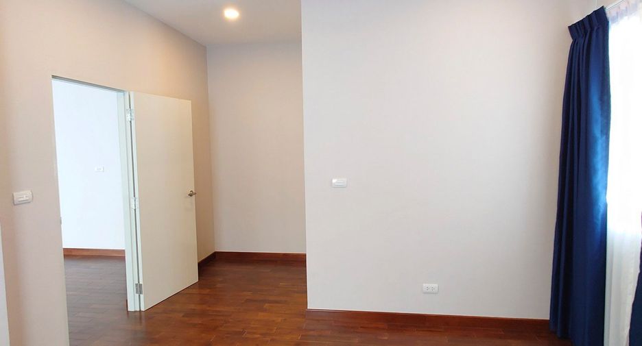 For sale 5 bedrooms house in Mueang Nonthaburi, Nonthaburi