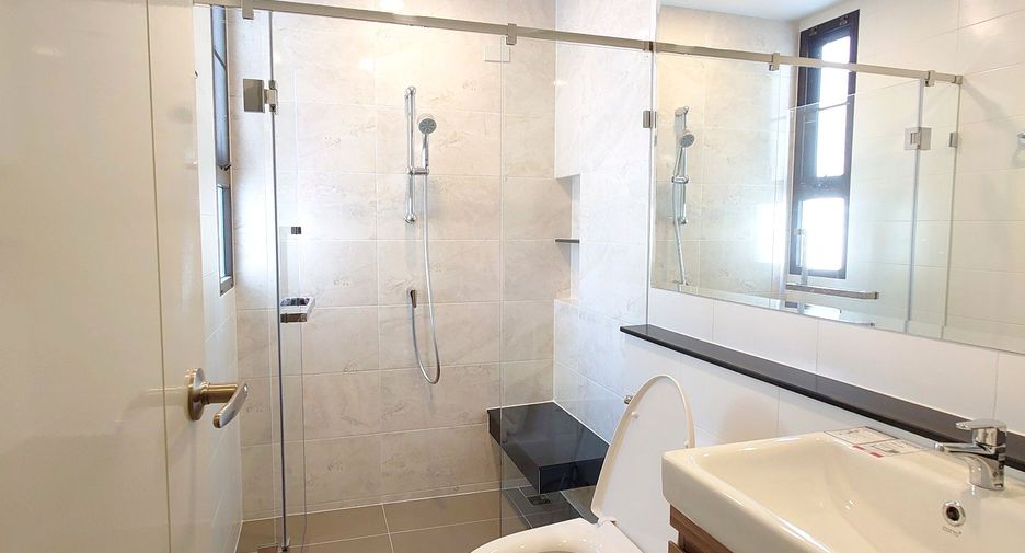 For sale 5 bedrooms house in Mueang Nonthaburi, Nonthaburi