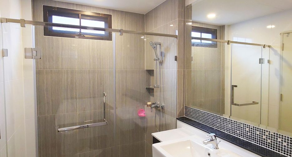 For sale 5 bedrooms house in Mueang Nonthaburi, Nonthaburi