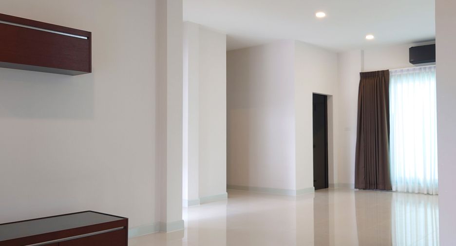 For sale 5 bedrooms house in Mueang Nonthaburi, Nonthaburi