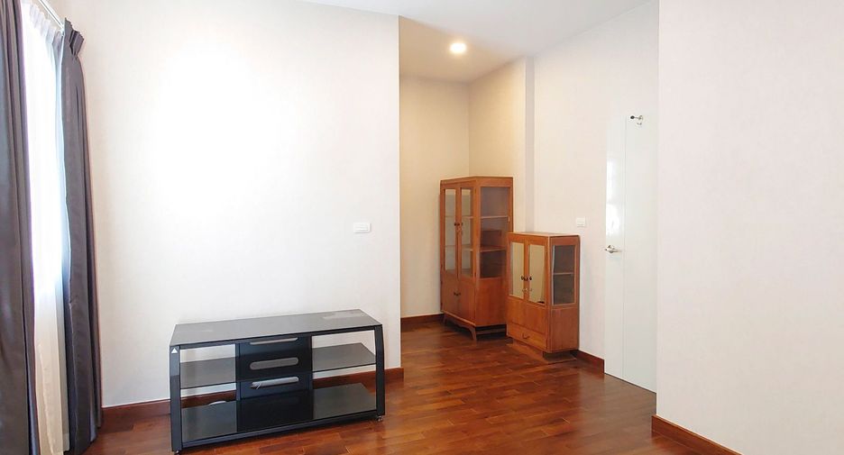 For sale 5 bedrooms house in Mueang Nonthaburi, Nonthaburi