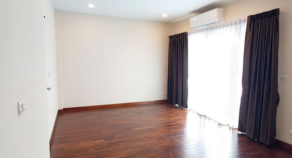 For sale 5 bedrooms house in Mueang Nonthaburi, Nonthaburi