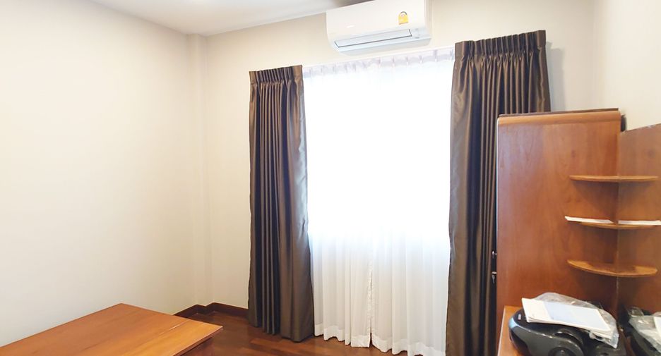 For sale 5 bedrooms house in Mueang Nonthaburi, Nonthaburi