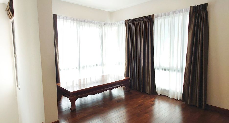 For sale 5 bedrooms house in Mueang Nonthaburi, Nonthaburi