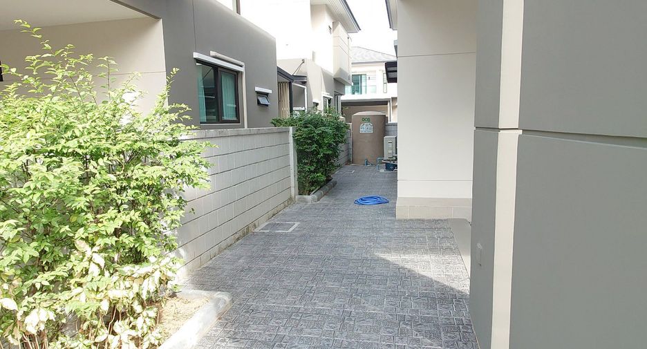 For sale 5 bedrooms house in Mueang Nonthaburi, Nonthaburi