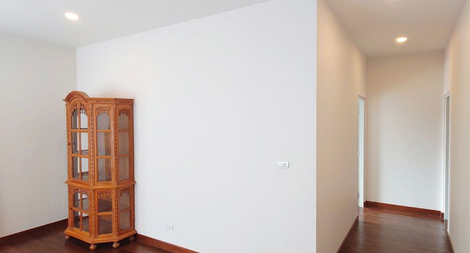 For sale 5 bedrooms house in Mueang Nonthaburi, Nonthaburi
