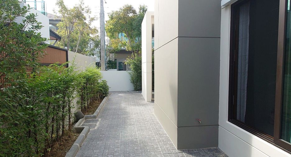 For sale 5 bedrooms house in Mueang Nonthaburi, Nonthaburi