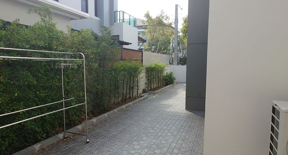 For sale 5 bedrooms house in Mueang Nonthaburi, Nonthaburi
