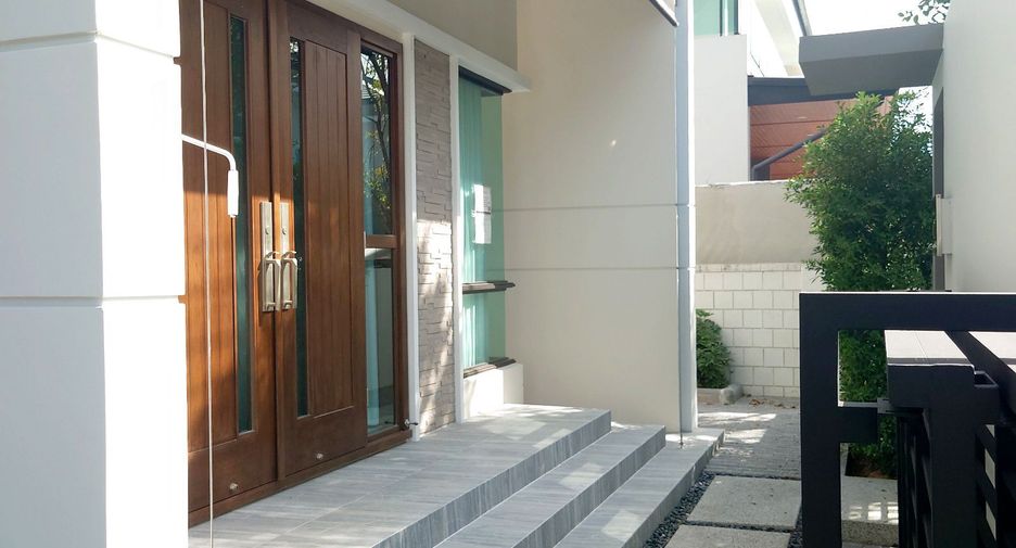 For sale 5 bedrooms house in Mueang Nonthaburi, Nonthaburi