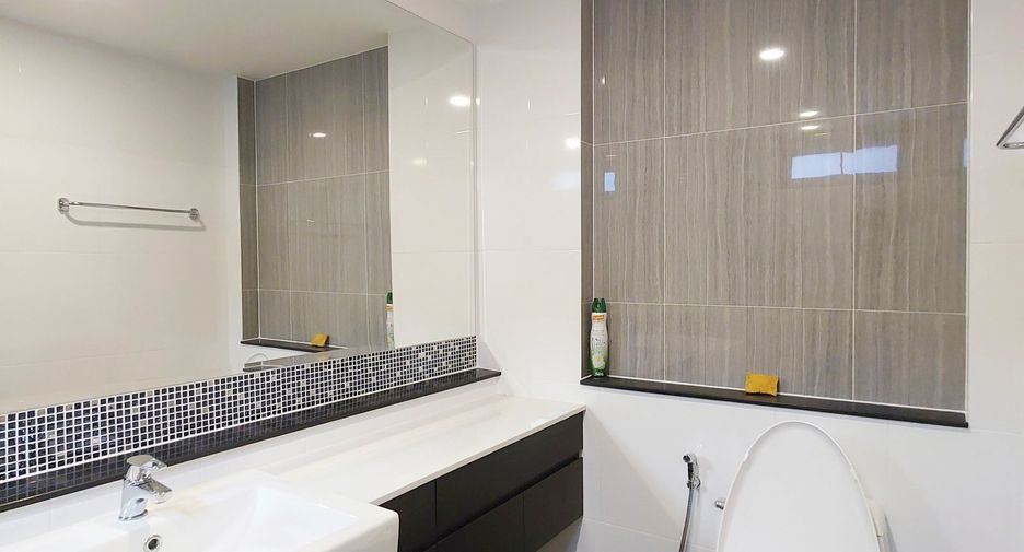 For sale 5 bedrooms house in Mueang Nonthaburi, Nonthaburi