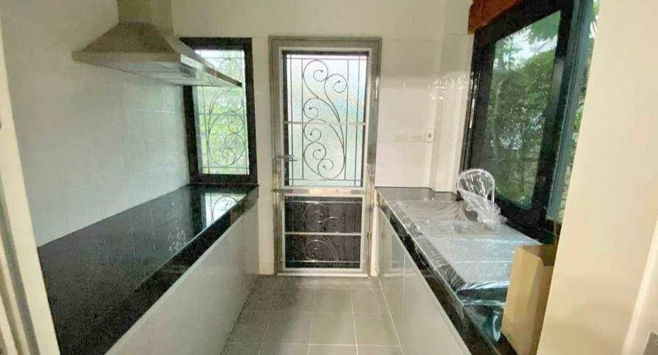 For sale 5 bedrooms house in Mueang Nonthaburi, Nonthaburi