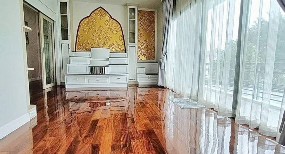 For sale 5 bedrooms house in Mueang Nonthaburi, Nonthaburi