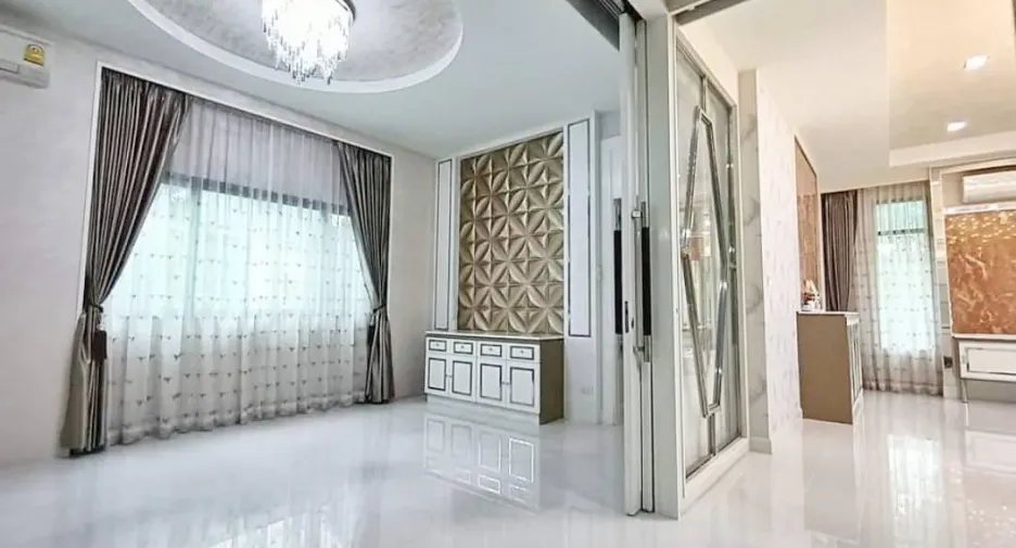 For sale 5 bedrooms house in Mueang Nonthaburi, Nonthaburi