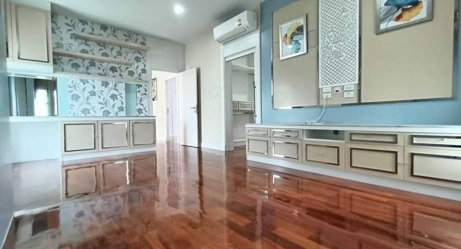 For sale 5 bedrooms house in Mueang Nonthaburi, Nonthaburi